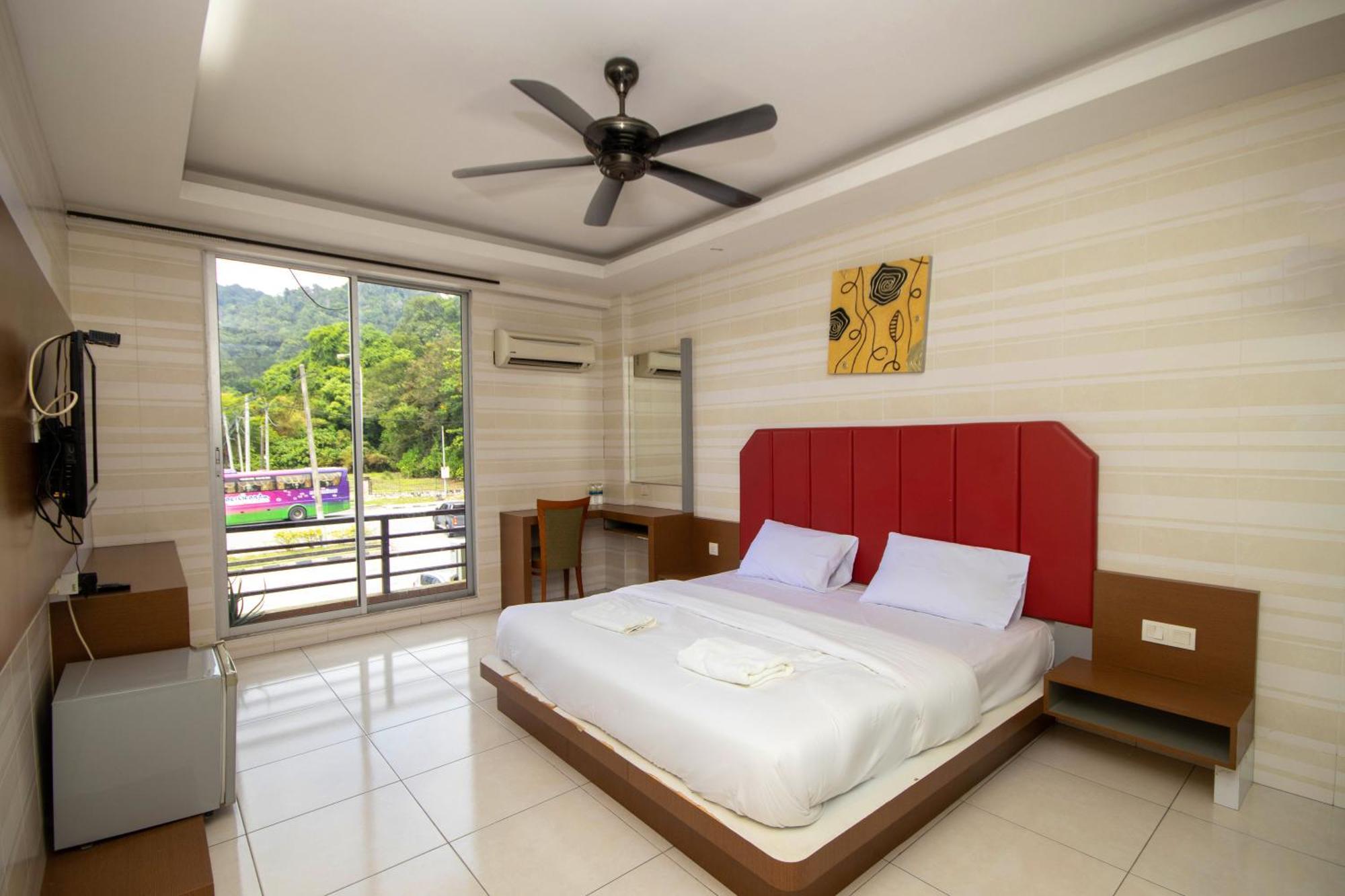 Jq Happy Lumut Hotel Екстериор снимка